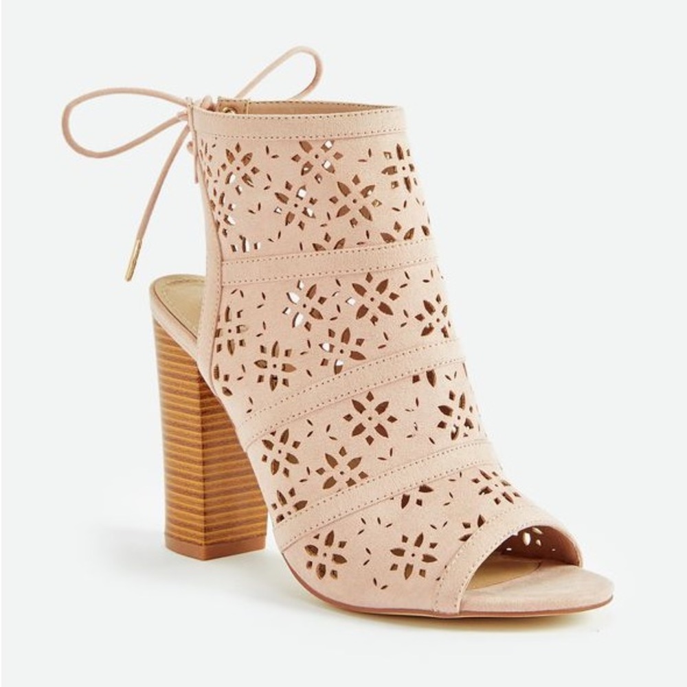 Just Fab Perforated Sandals size 8.5 Flower Power